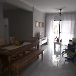 Apto amplo e aconchegante, Itagua para até 7 pessoas com ar nos quartos, ótima localização!