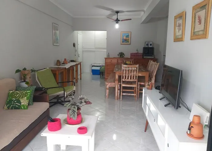 Apto amplo e aconchegante, Itagua para até 7 pessoas com ar nos quartos, ótima localização!